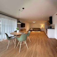 Essbereich in einer modernen Wohnung mit Küche