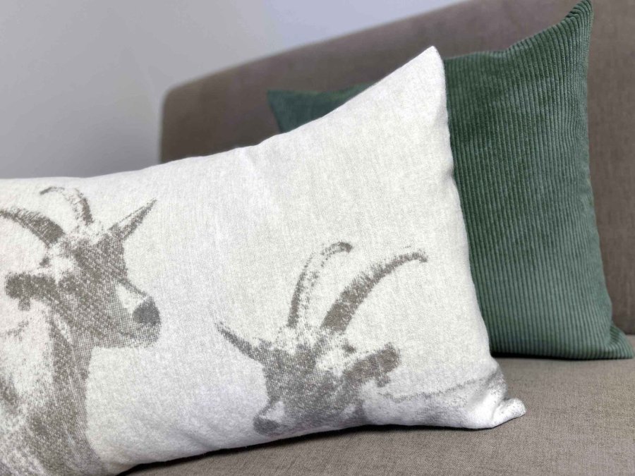 Kissen mit Ziegenmotiven auf einem Sofa