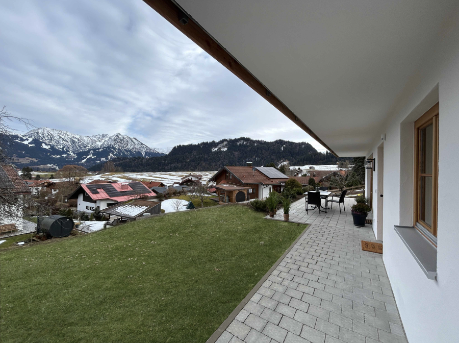 Blick auf die Berge und das Dorf in Bayern