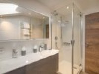 Badezimmer mit Dusche und Badewanne