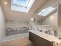 Badezimmer mit Badewanne und Dusche