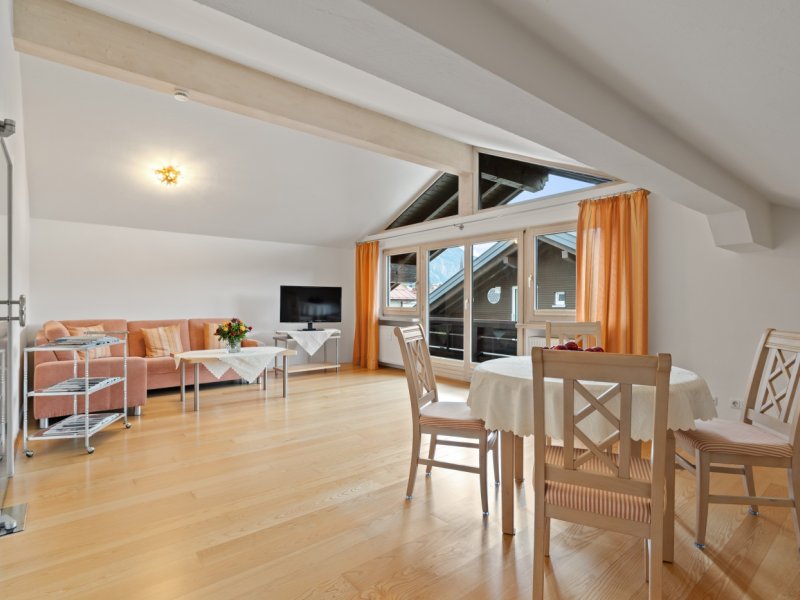 Wohn- und Esszimmer mit Balkon