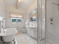 Bad mit freistehender Badewanne und Dusche/WC I