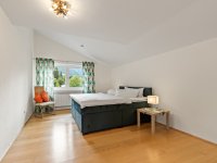 Schlafzimmer mit Boxspringbett I