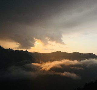 Tiefe Wolken mit Sonnenstrahl