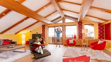 Wohnzimmer mit Familie und badge