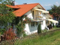 Hausansicht von hinten mit Kuhwiese