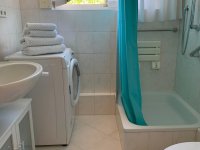 Badezimmer mit Waschmaschine