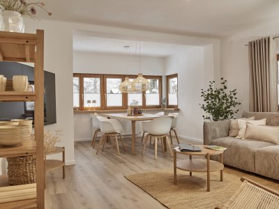 alt Wohnzimmer mit großem Tisch & herrlichem Panoramablick