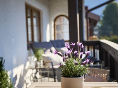Südbalkon mit Tisch und Sonnenliegen