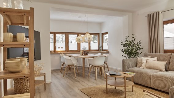 Wohnzimmer mit großem Tisch & herrlichem Panoramablick