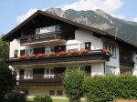 Hausbild im Sommer (Blumenbalkon)