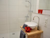 Badezimmer mit Dusche