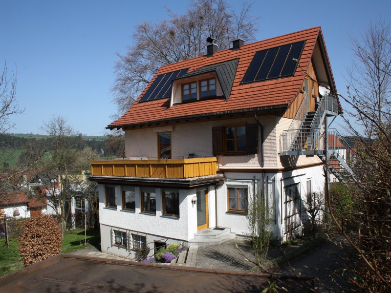 Hausansicht-im-sommer