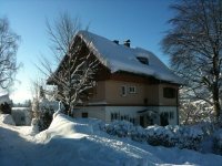 hausansicht-im-winter