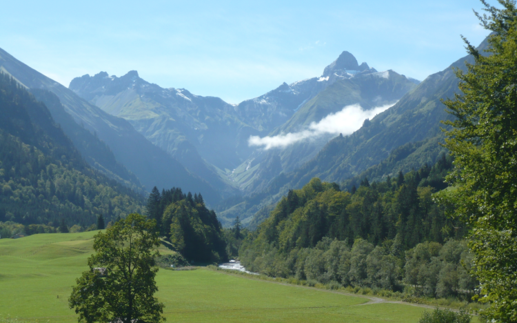 Blick ins Trettachtal an einem Spätsommertag