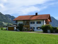 Eingerahmt von Sprungschanzen und Kirchturm - unser Haus -