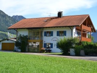 Das ist unser Haus von der Nordseite gesehen mit der Zufahrt und den Parkplätzen. Rechts sehen Sie die Balkone der Wohnung OG 1, dahinter Balkon OG 3 im ersten Stock sowie der große Balkon der DG 5 im Dachgeschoss. Nordseite unseres Hauses