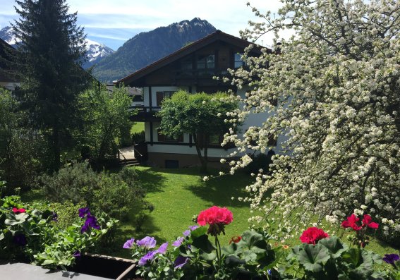 Blick in den Garten und die Berge