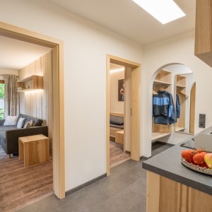 Küchenzeile und Flur in der Wohnung Schlüsselblume | Ferienwohnung Lingg Oberstdorf