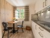 Hier macht Kochen Freude – stilvolle Küche mit natürlichen Materialien, Soldanella im Jagdhaus | Ferienwohnung Lingg Oberstdorf