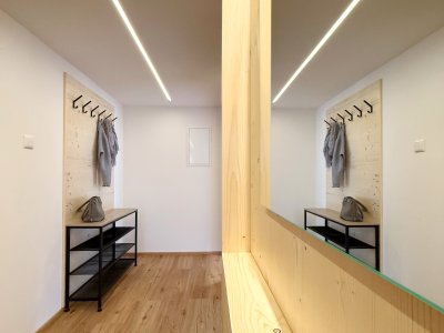 Flur mit Garderobe und Spiegelwand