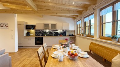 Esstisch mit Küchenzeile