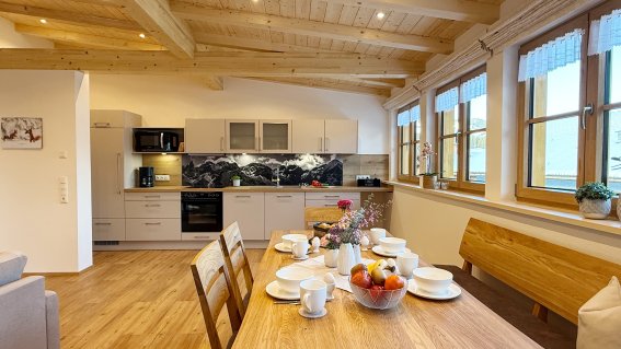 Esstisch mit Küchenzeile