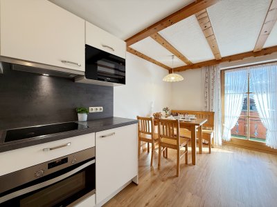 Küche mit Essbereich und Balkonzugang