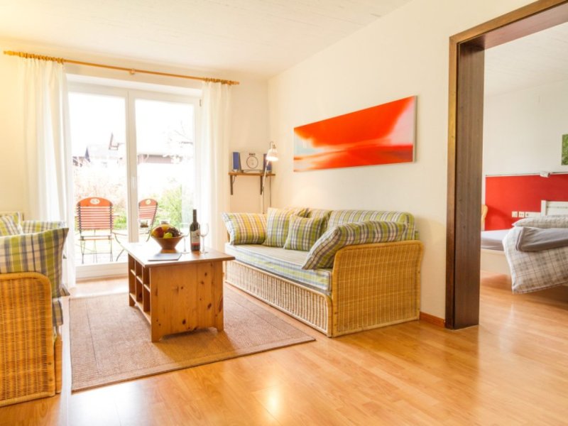 Helle Wohnzimmeransicht mit gemütlichen Möbeln