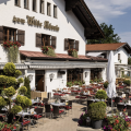 Restaurant im bayerischen Stil mit schöner Terrasse