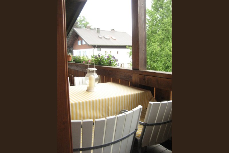 Balkonbereich mit verstellbarem Tisch