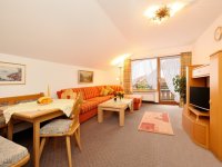 Großzügiges Wohnzimmer mit Essecke