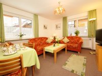 Großzügiges Wohnzimmer mit Essecke