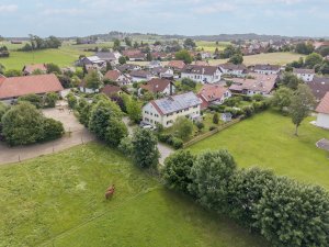 Die Aussicht zeigt ein ruhiges Wohngebiet mit Häusern und Feldern in Deutschland an einem klaren Tag.