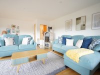 gemütlicher Wohnbereich mit Dekokamin