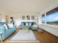 großzügiges Wohnzimmer, Kamin (nur Deko)