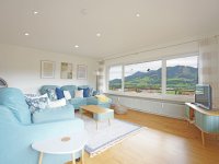 gemütlicher Wohnbereich mit Panoramablick von Süd nach West