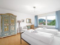 Schlafen 2, mit herrlichem Blick auf das Ortszentrum und die Berge