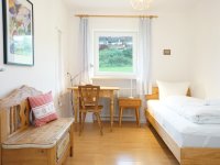 Schlafzimmer 3 mit einem Einzelbett und Schreibtisch