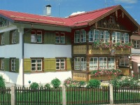 Die vier gemütlichen 3-Sterne Ferienwohnungen sind im gehobenen Landhausstil eingerichtet und bieten Platz für 2 bis 6 Personen. Ferienwohnungen Dünßer im Sommer