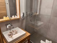 Badezimmer mit Dusche