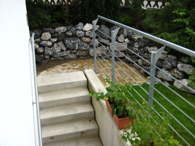 Garten- und Landschaftsbau: im Hintergrund eine Mauer aus Natursteinen