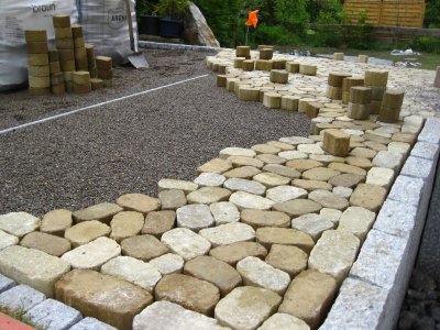 Die Terrasse nimmt Stein für Stein langsam Form an