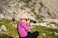 Frau fotografiert in den Bergen