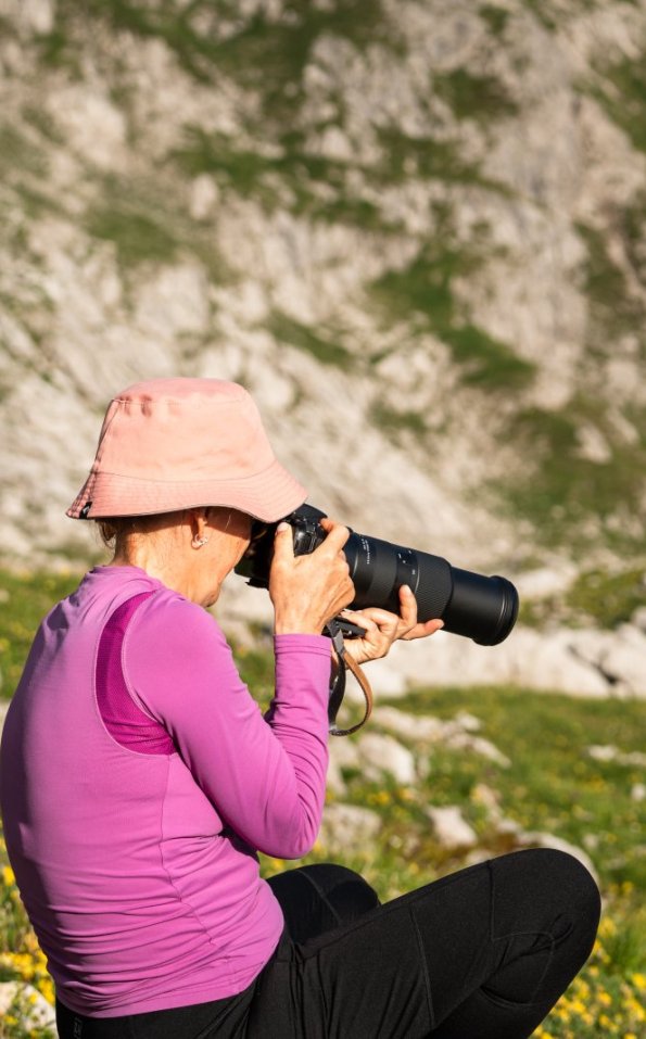 Frau fotografiert in den Bergen