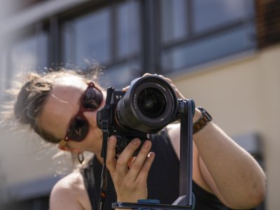 Frau fotografiert mit Sony