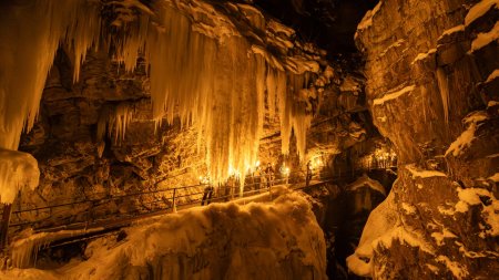 Fackelwanderung durch die eisige Breitachklamm
