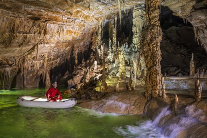 In einer schönen Wasserhöhle mit Tropfsteinen