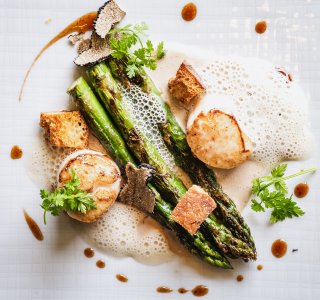 Jakobsmuschel mit schwarzem Trüffel und grünem Spargel, Beurre Blanc